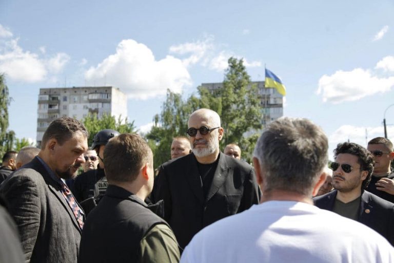 Shkatërrimet nga bombat ruse në Ukrainë, Rama publikon foto nga vizita në Kiev