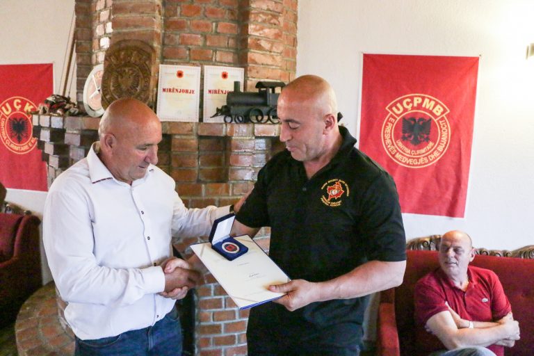 Ramush Haradinaj i ndan medalje ish-komandantit të UÇPMB-së, Shefket Musliu