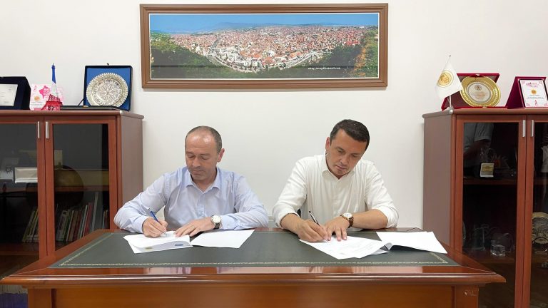 Komuna e Prizrenit nënshkruan marrëveshje me KRU “Gjakova” për sigurimin e ujit në fshatin Randobravë