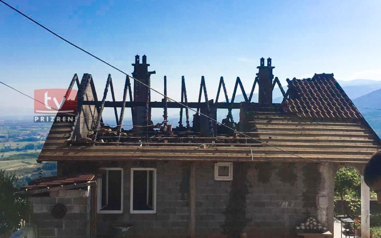 Rrufeja djeg kulmin e një shtëpie në fshatin Billushë të Prizrenit
