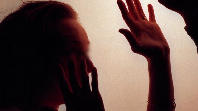 Djali në Prizren e rrah dhe ia vendos nënës thikën në fyt, i kërkon para për të blerë drogë