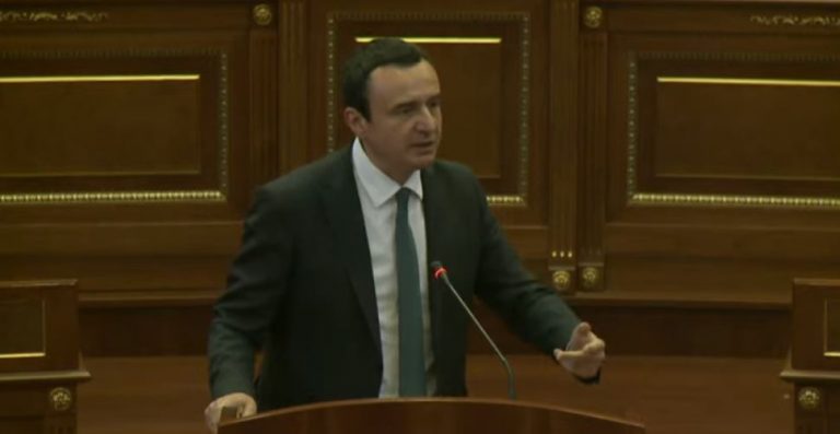 Kurti për propozimin e heqjes së TVSH-së për naftën: Mungesë idesh, populli jeton edhe pas 3 muajsh