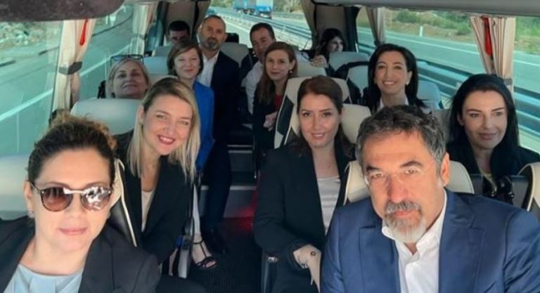 Ministrat shqiptarë bashkë në autobus drejt Kosovës