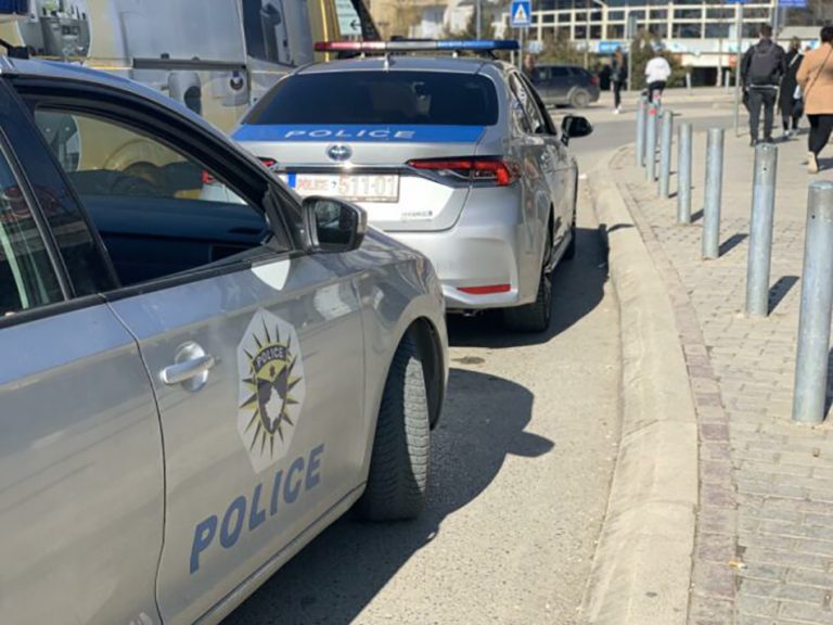 Polici e rrah të arrestuarin brenda stacionit në Prizren (VIDEO)