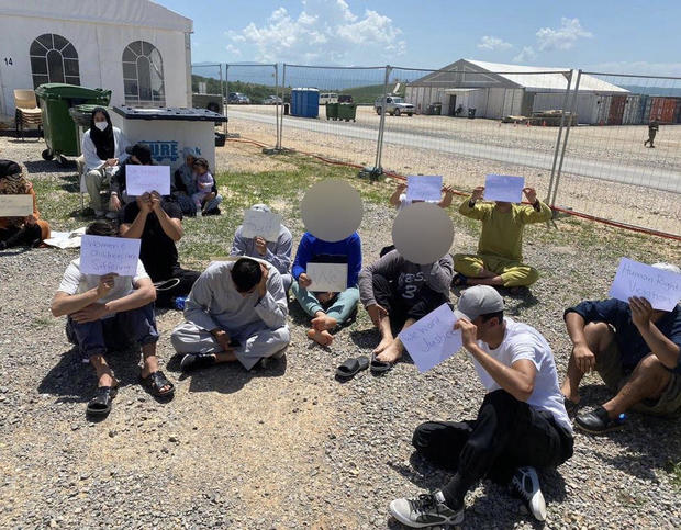 Refugjatët afganë në Kosovë ankohen se po jetojnë sikur në burg