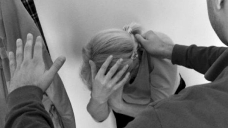 Prizren: Vjehrra 72-vjeçare bashkë me djalin të dehur rrahin nusen