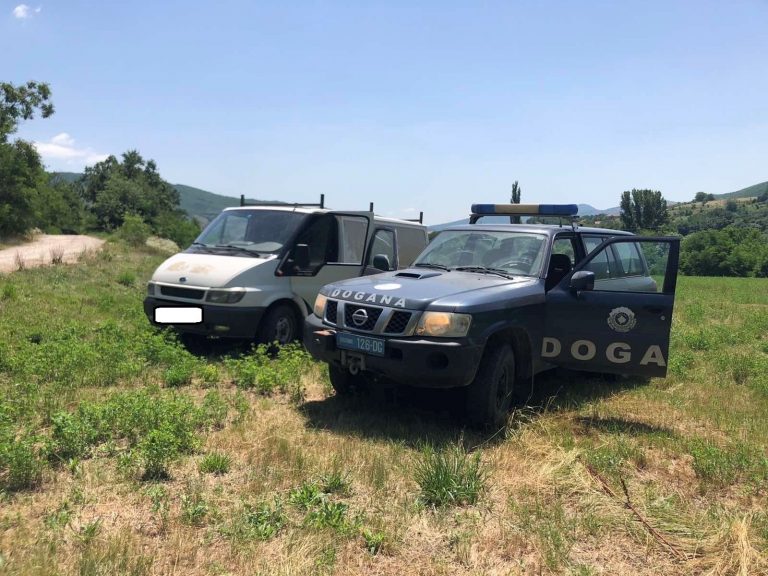 Pamje të ndjekjes së kontrabanduesve në veri të Mitrovicës – konfiskohen 900 litra vaj