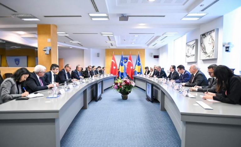 Çavasoglu në takim me Kurtin: Turqia nuk do lejojë që Ballkani të kthehet në vitet ’90-ta