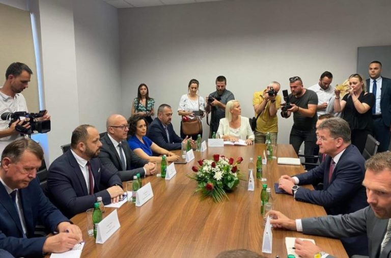 ​Lajçak mbërrin në veri, pritet nga Rakiq dhe kryetarët e komunave veriore