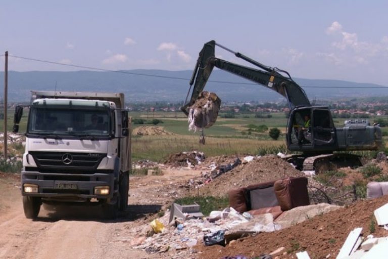 Dita e Mjedisit shënohet me pastrimin e një deponie të mbeturinave dhe fushatë vetëdijësuese