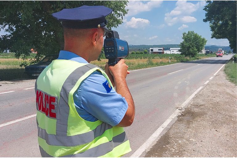 Policia në aksion, shqipton 6 gjoba dhe konfiskon 8 patentë shoferë