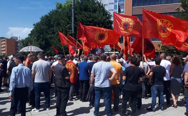 Veteranët organizojnë udhëtime me autobusë për protestën e së enjtes