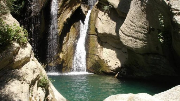 Turistë të huaj vizitojnë bukuritë natyrore të ujëvarës së Bogovës