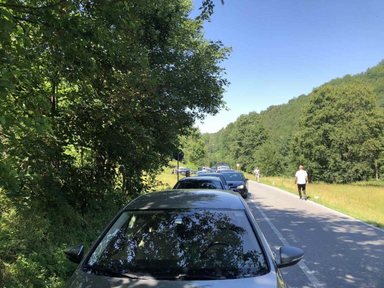 Kolonë e veturave në rrugën Brezovicë – Prizren, shkak provat e një gare (FOTO)