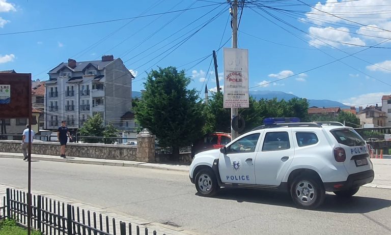 Prizren: 47-vjeçarin has në granata dore e municion duke ia vënë themelet shtëpisë – intervenon Policia e FSK-ja