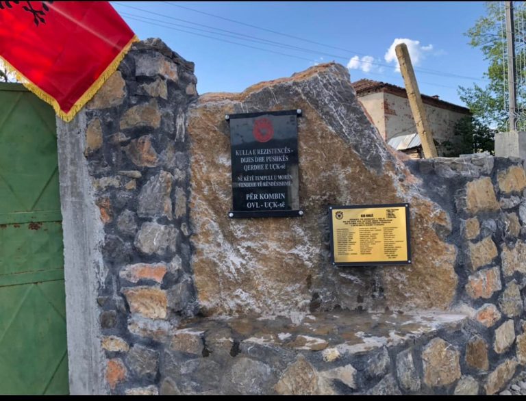 Dëmtohet pllaka e UÇK-së në Has të Shqipërisë