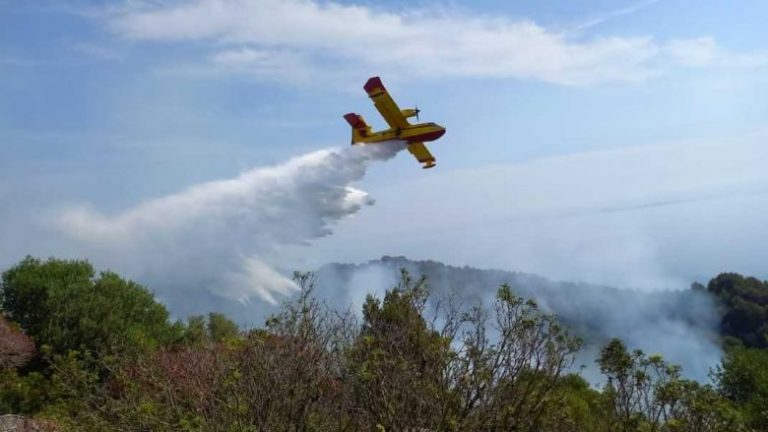 ​Mali i Çikës në Shqipëri prej 4 ditësh në flakë, vjen ndihma nga dy avionë grekë