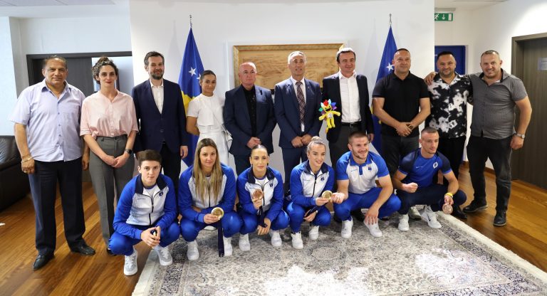 Kryeministri Kurti takohet me medalistët e Lojërave Mesdhetare