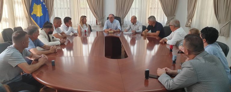 Kryetari Totaj, nënshkroi 10 kontratat e para me përfituesit e subvencioneve nga DKRS