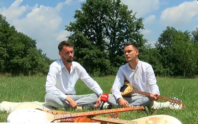 Dy vëllezërit nga Bukoshi që këndojnë folklor