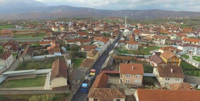 Theret me thikë një person në Atmaxhë të Prizrenit