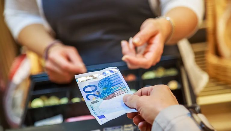 Vlera e euros më e ulët se e dollarit për herë të parë në 20 vjet