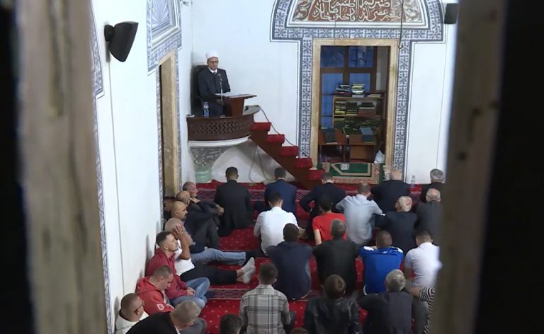 Myslimanët kremtojnë Kurban Bajramin