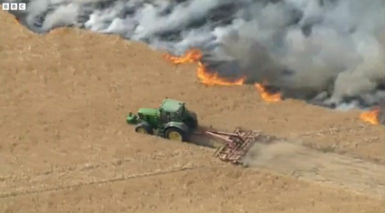 Fermeri hero në Angli: I doli zjarrit përpara me traktor, pengoi përhapjen