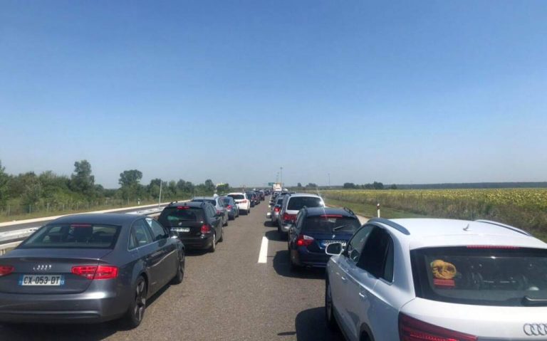 Nis ardhja masive e mërgimtarëve në Kosovë, “bllokohet” kufiri Kroaci – Serbi