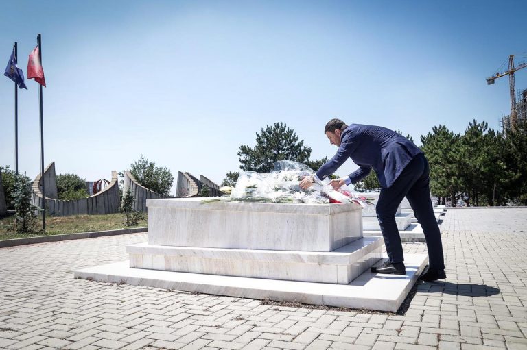 Memli Krasniqi kujton Adem Demaçin, e quan ”kryengritës të papërsëritshëm”