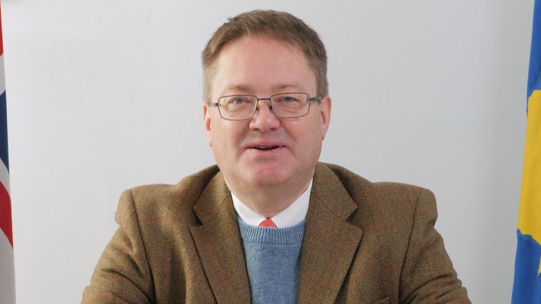 Abbot mirënjohës ndaj Osmanit e Kurtit për mesazhet ngushëlluese për Mbretëreshën Elizabeth