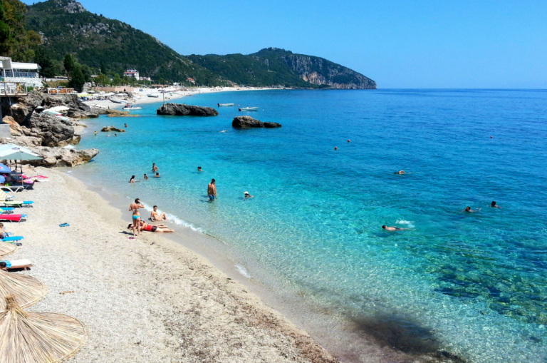 Dhërmia e boshatisur, banori: Nga 10 dhoma që kam me qera, vetëm dy të mbushura me 2-3 persona