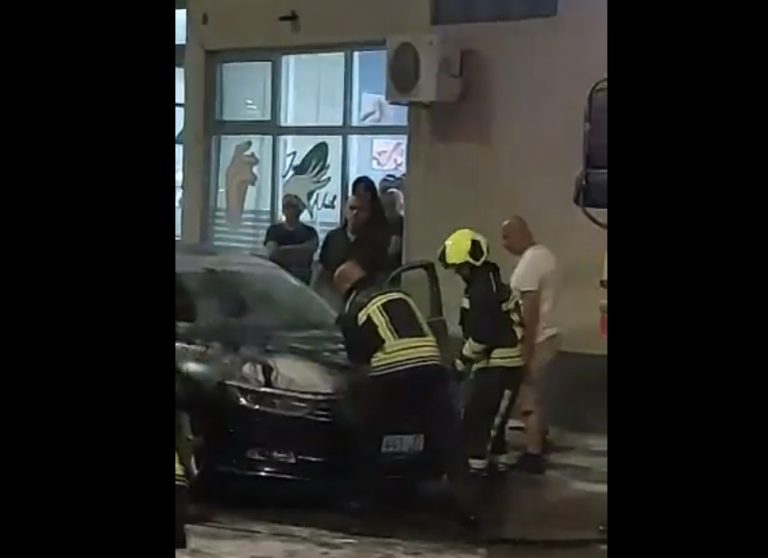 Digjet një veturë në Prizren (VIDEO)