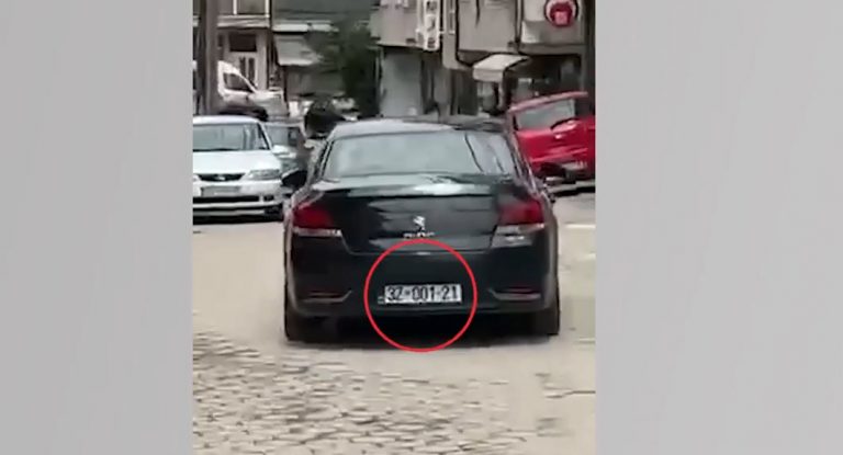 Vetura me targa zyrtare hyn në rrugë njëkahëshe në Prizren