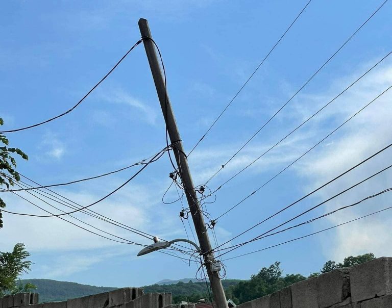 Shtylla elektrike në prag të rrëzimit në fshatin Billushë, kërkohet intervenim