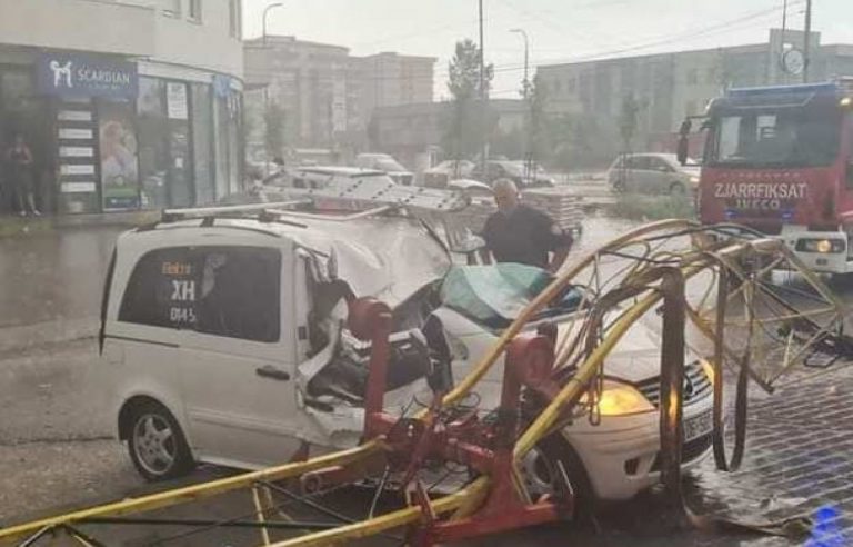 Katër persona lëndohen në Gjilan, pasi era e fortë rrëzon një vinç