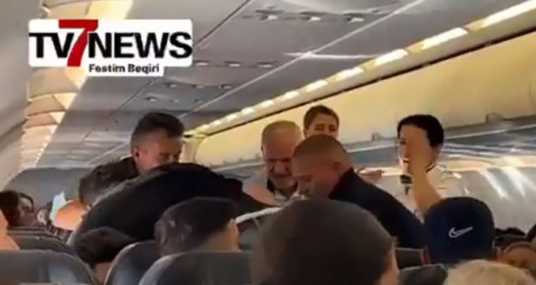 Ridvan Tahiri e shpëton një 17 vjeçar nga ngulfatja në aeroplan (VIDEO)