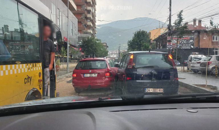 Aksident në rrugën në afërsi të stacionit të autobusëve, reagon qytetari