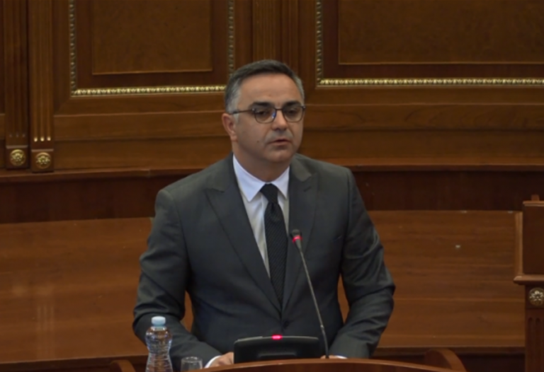 Tahiri nga AAK: Investimet kapitale në komuna janë të bllokuara