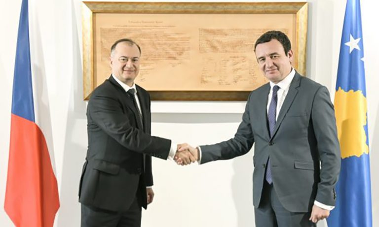 A mund t’i hiqen vizat Kosovës gjatë Presidencës çeke të BE-së? Flet ambasadori Bilek