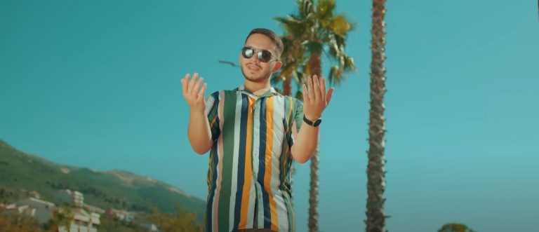 Këngëtari i ri prizrenas, Erblin Hoxha, lanson këngën e re “M’lujti mendja”