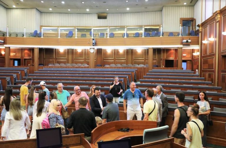 Rreth 200 bashkatdhetarë vizituan Kuvendin e Kosovës