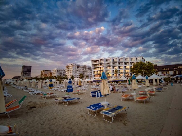 Turizmi në Shqipëri vuan mungesën e fuqisë punëtore, bizneset kthejnë sytë nga rajoni