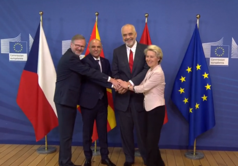 Shtrëngim duarsh e buzëqeshje, Shqipëria ulet në tryezën e Europës