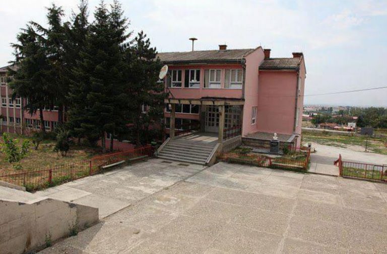Shkolla fillore në Prizren sulmohet nga persona të panjohur, thyhet xhami i sallës së sportit
