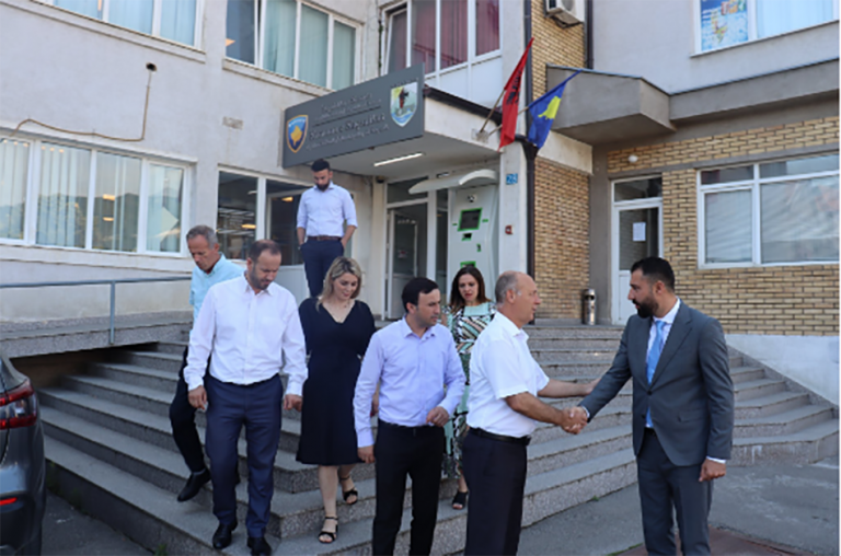 Dyshimet për helmim të ujit, ministri Krasniqi i shkon për vizitë kryetarit dhe i ofron ndihmë