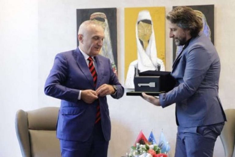 Ilir Meta pranon Çelësin e Prishtinës