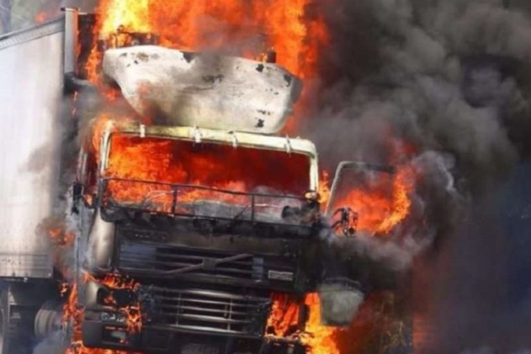 Digjen dy kamiona të shqiptarëve në Çabër të Zubin Potokut