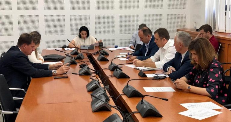 Ndryshohet ligji për mbeturinat, synohet rimbursimi i shisheve të plastikës dhe qelqit