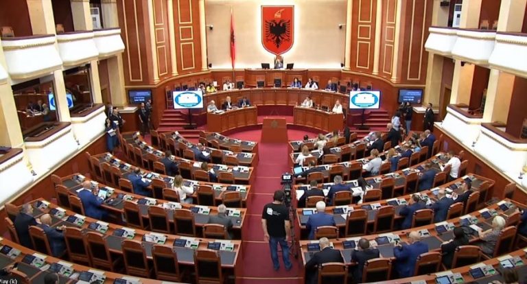 Shqipëria miraton rezolutën për dënimin e gjenocidit në Srebrenicë